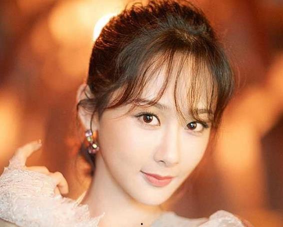 喜欢很多明星网红的女生,揭秘热衷明星网红女生的独特魅力”