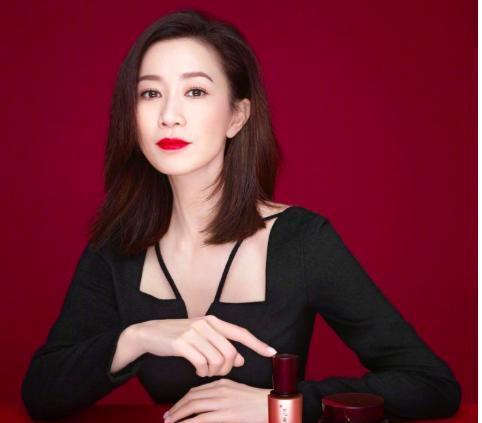 头发肩窄的明星网红,揭秘头发肩窄明星网红的时尚秘诀