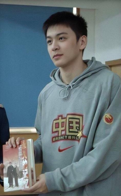 明星网红胃疼硬撑晕倒,明星网红晕倒背后的健康警示