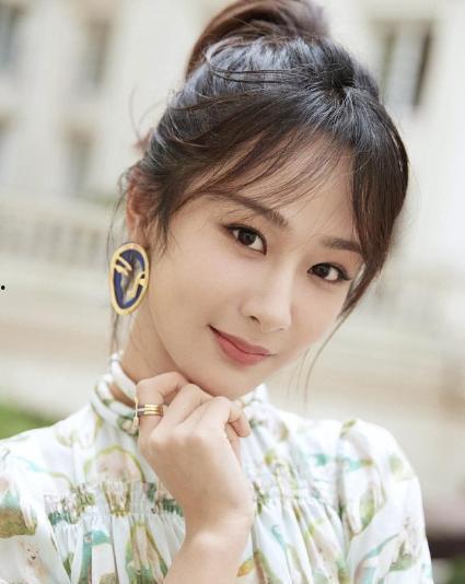 大18岁的明星网红,揭秘大18岁明星网红的璀璨人生