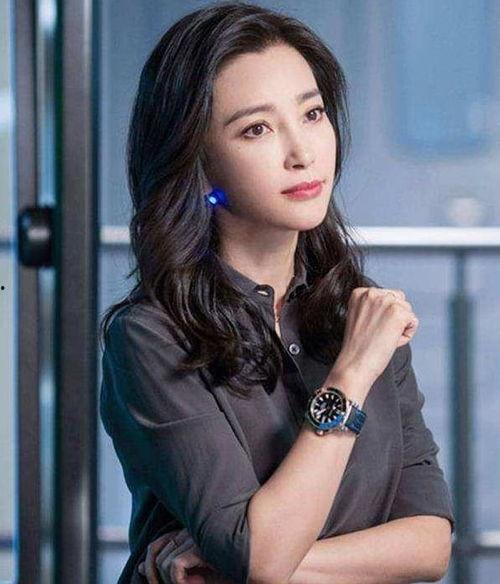 大18岁的明星网红,揭秘大18岁明星网红的璀璨人生