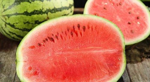 今日夏至吃瓜赏花图片,花海绽放赏心悦目