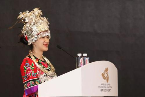 苗族姑娘明星网红是谁,她如何成为民族文化的传播使者