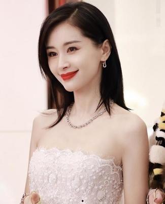 明星网红背心照片女,明星同款背心，时尚女生的夏日必备单品